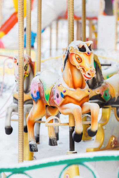 旋转木马的木马被雪覆盖着图片下载