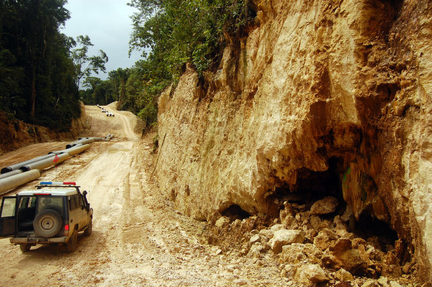 管道施工现场的洞穴和汽车图片下载