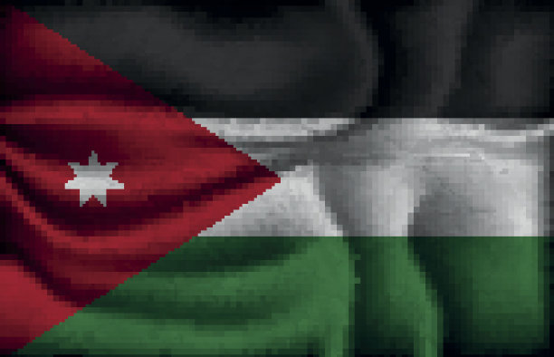 一面皱巴巴的约旦国旗，映衬在明亮的背景上。图片下载
