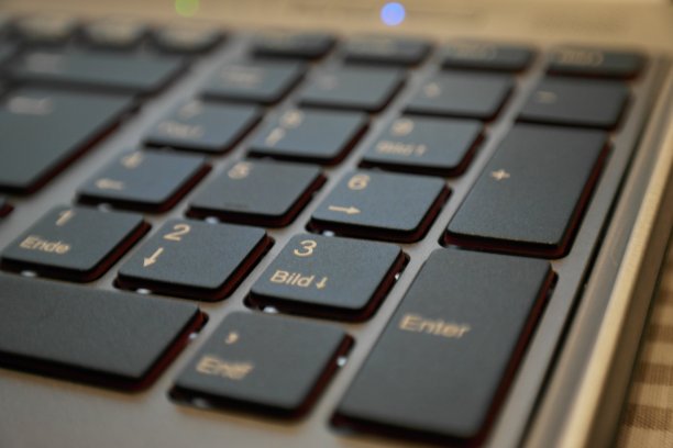 笔记本电脑键盘特写镜头图片下载