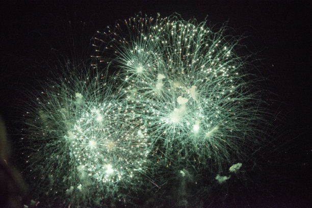 绿色烟花爆炸图片下载