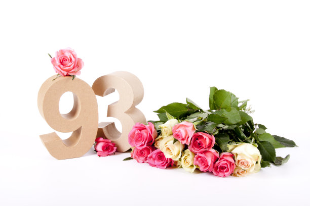 年龄在玫瑰床上图片下载