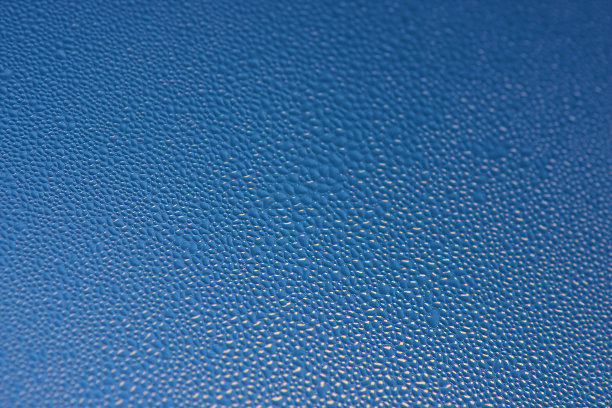 冬天玻璃窗上的晨露图片下载