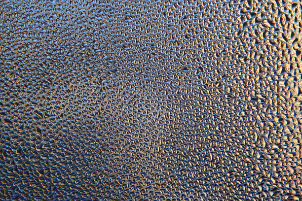 清晨的露珠在冬天的窗户背景玻璃上图片下载