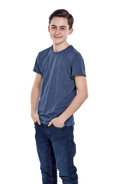 可爱的小男孩摆姿势，双手插在口袋里图片下载