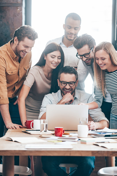 对他们的工作成果感到高兴。图片下载