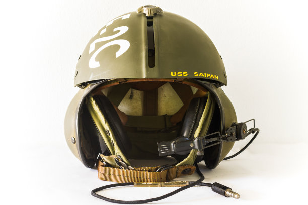 头盔上的白色图片下载