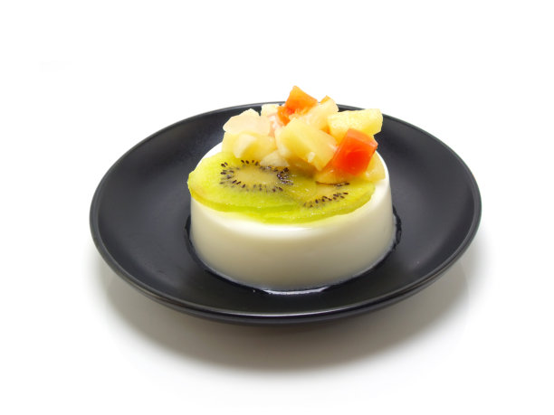 牛奶布丁和水果沙拉甜点图片下载