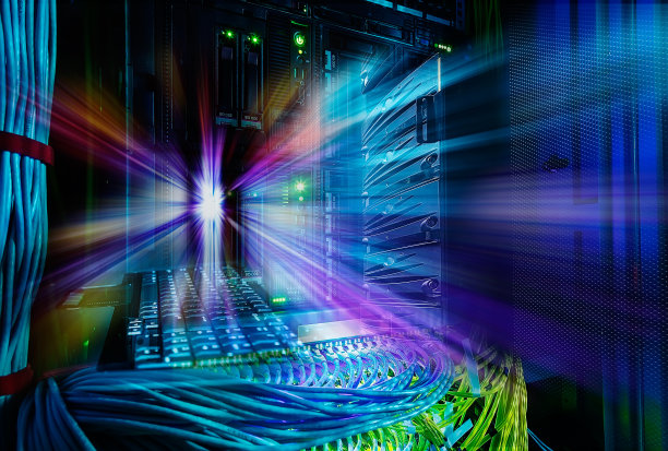 网络交换机和UTP以太网电缆近距离在服务器ro图片下载