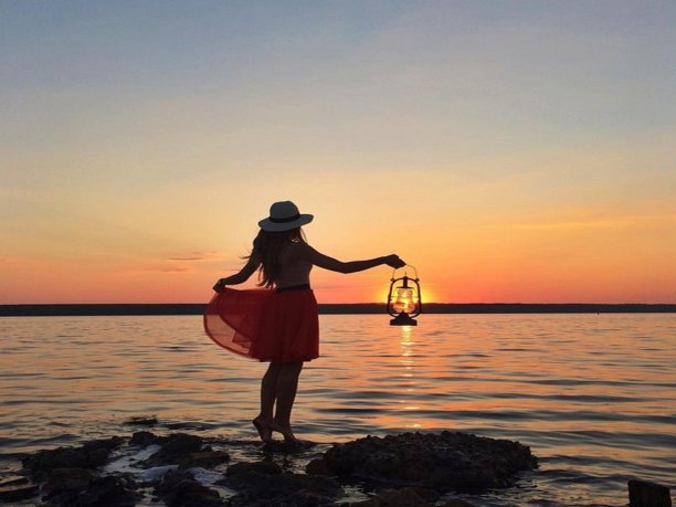 模特与美丽的日落姿势图片下载