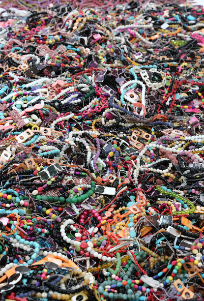 成千上万的彩色项链在市场的摊位上出售图片下载