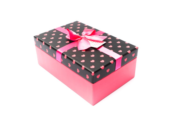 礼盒和粉红色丝带与标签在白色背景图片下载