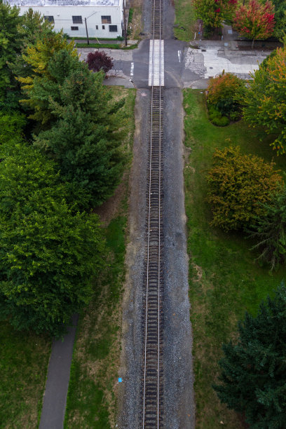 从空中俯瞰铁路轨道图片下载