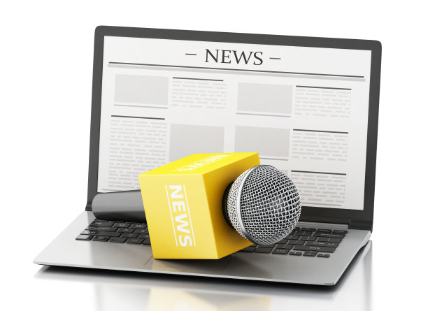 3d新闻麦克风和笔记本电脑与新闻文章。图片下载