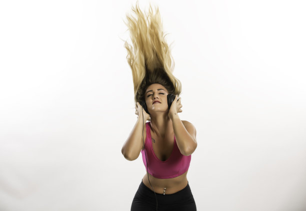 听音乐的女人图片下载