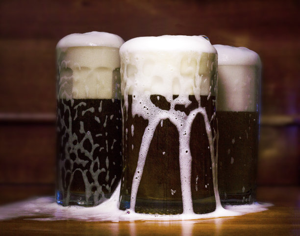 杯子里的泡沫啤酒图片下载