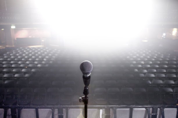 在聚光灯下图片下载