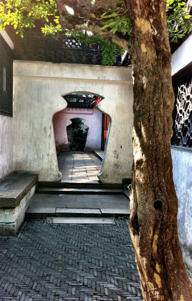 牌坊引人下巷入豫园。图片下载