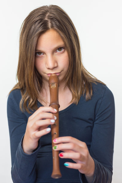 少女吹笛子图片下载