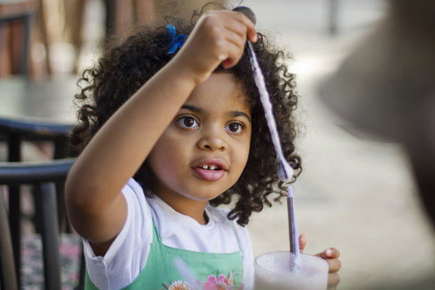 咖啡馆里可爱的小女孩图片下载