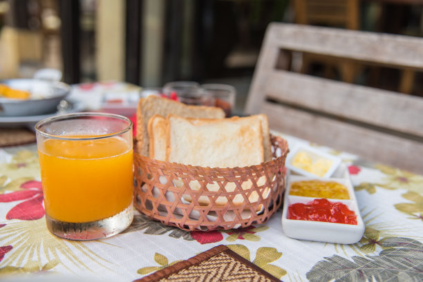 橙汁和新鲜面包图片下载