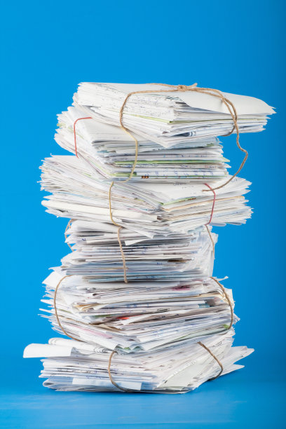 在青色背景上绑着一脚内裤图片下载