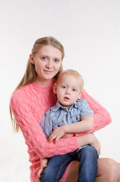 一个母亲和三个儿子的肖像图片下载