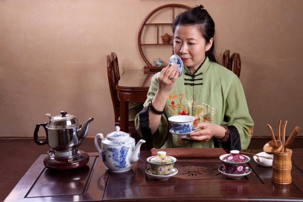 中国茶艺大师在闻茶叶图片下载