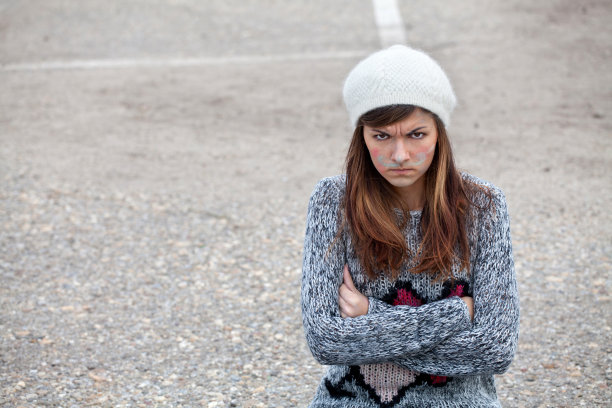 愤怒的女孩图片下载