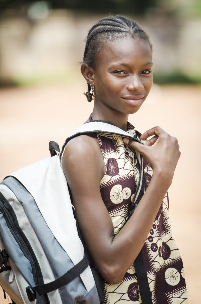学校标志:非洲女孩带着麻袋上学图片下载