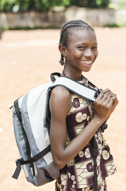 笑着的非洲女孩骄傲地拿着她的麻袋(巴马科，马里)图片下载