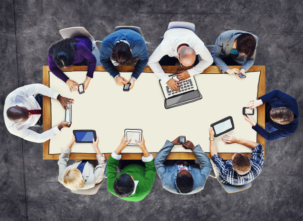 不同的人使用数码设备照片和插图图片下载