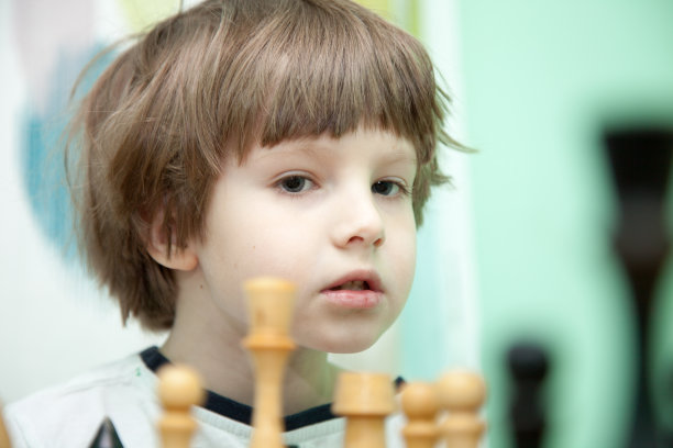 男孩下棋图片下载