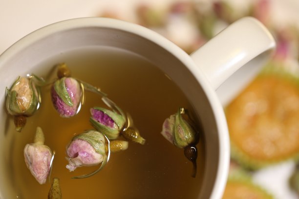 一杯玫瑰干茶图片下载