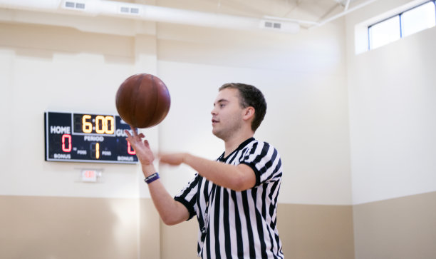 篮球裁判用手指旋转球图片下载