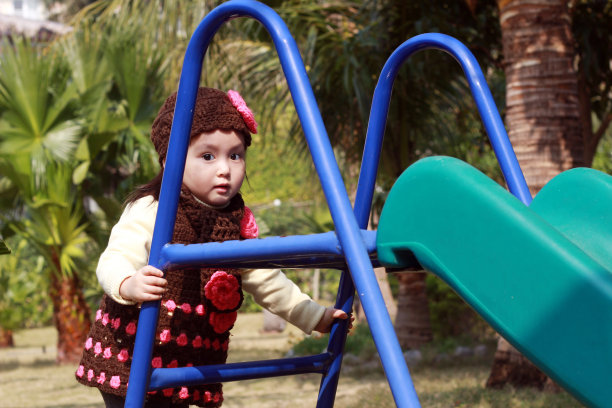 小女孩正在公园里玩图片下载