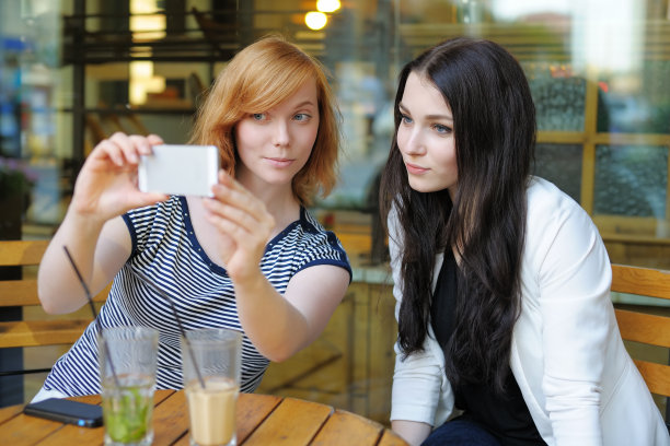 两个小女孩在自拍图片下载