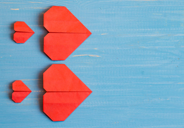 家人为情人节做准备。折纸的心。概念图片下载