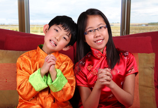 两个孩子向大家拜年图片下载