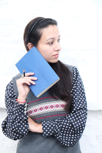 一个沉思的女学生的肖像。图片下载