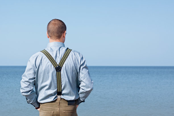 人成熟了，回头看海图片下载