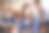 一个微笑的年轻女子正在学习素材图片