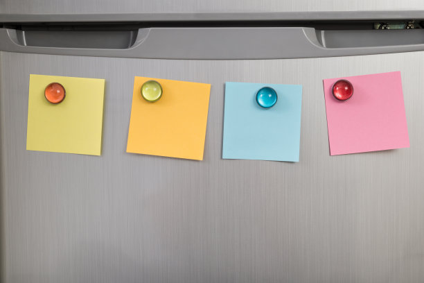 有彩色纸条的冰箱图片下载