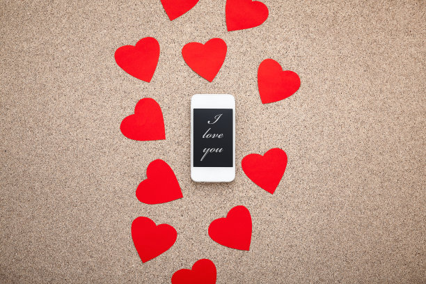 智能手机放在一张红心桌子上。图片下载