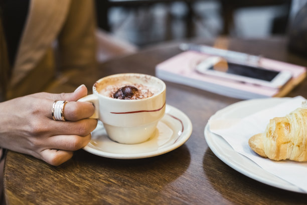 女人在咖啡馆图片下载