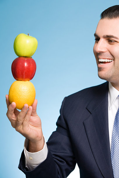商人拿着一堆水果图片下载