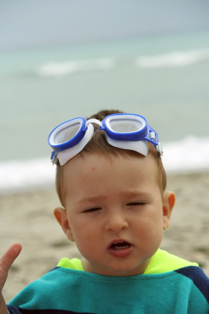 海滩上的男孩图片下载