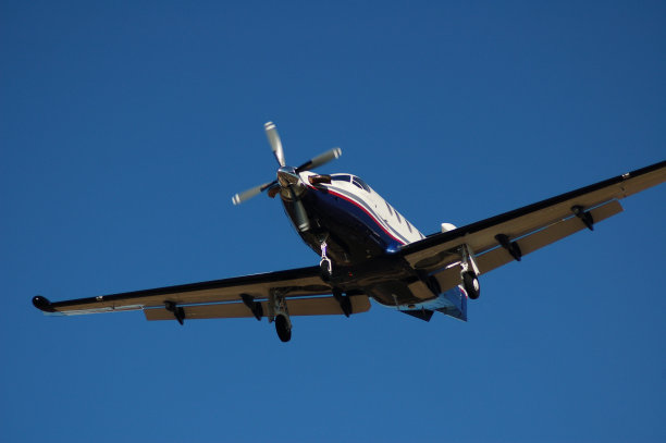 正在着陆的飞机在飞行中停下来的照片图片下载