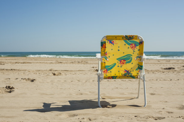 五颜六色的儿童夏日椅孤立图片下载