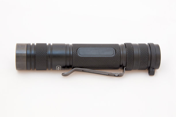 黑色战术手电筒孤立在白色上图片下载